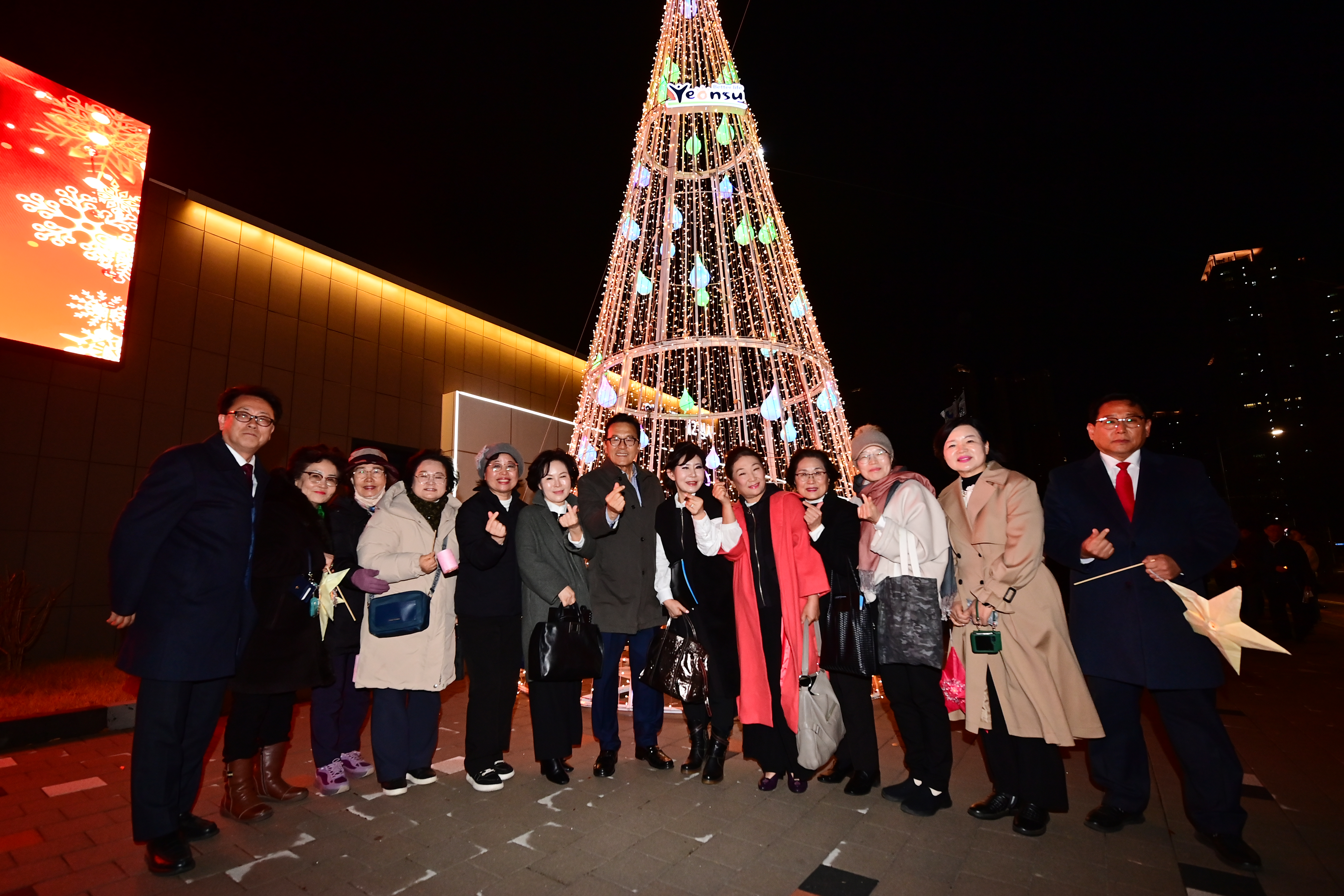 연수구가 주최하고 연수문화재단이 주관하는 2025 크리스마스트리 문화축제 점등식이 지난 27일과 28일 연수구 제2청사와 본청에서 각각 개최됐다